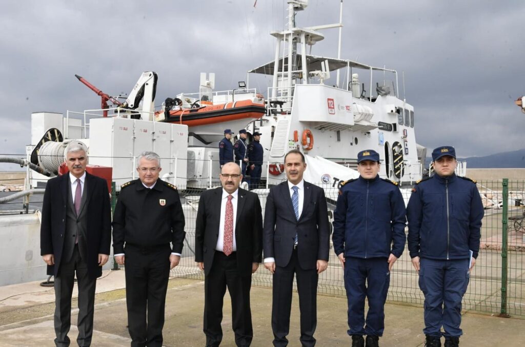 Vali İsmail Ustaoğlu Bandırma Sahil Güvenlik Bot Komutanlığı’nı ziyaret ederek incelemede bulundu.