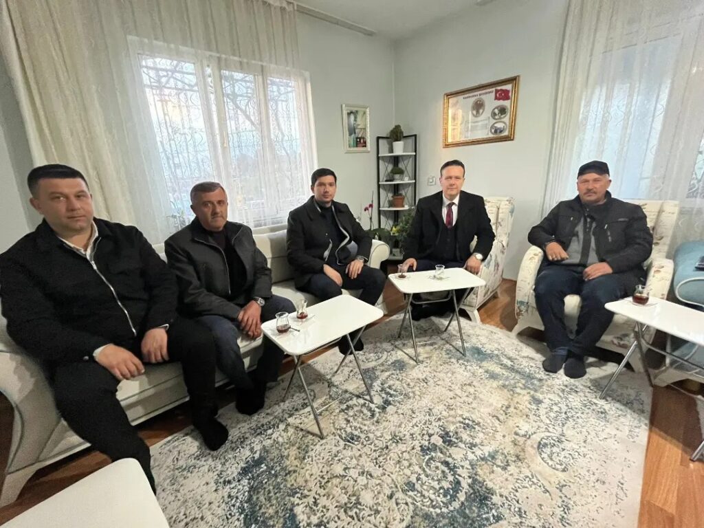Mesut ERAY Bayat Mahallesi’nde Şehidimiz Aydın Nazillioğlu’nun ailesini ziyaret etti.