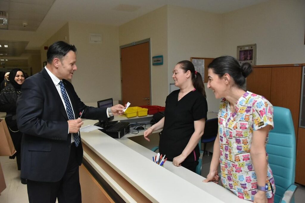 Mesut ERAY kadın sağlık personeline hediyeler vererek 8 Mart Kadınlar Günü’nü kutladı.