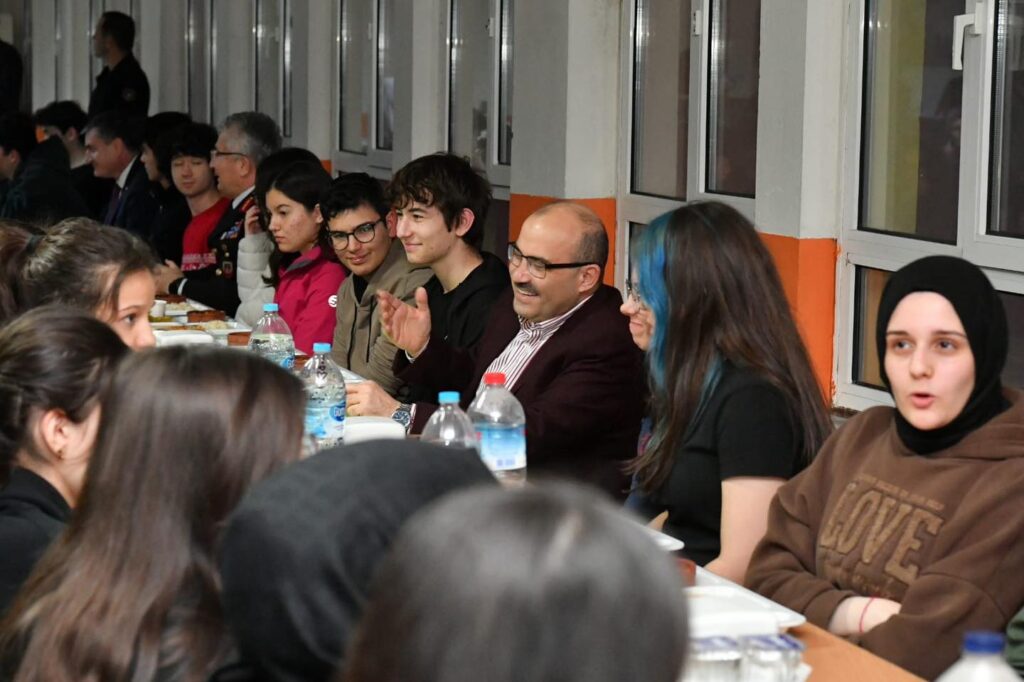 Vali İsmail Ustaoğlu Şehit Turgut Solak Fen Lisesi’nde düzenlene iftar programına katıldı.