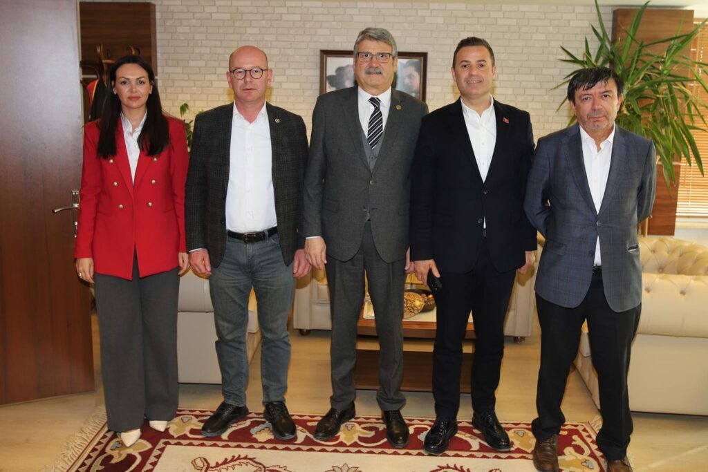 Ahmet Akın Milletvekili Serkan Sarı ile birlikte Balıkesir Barosu Başkanı Nadir Karakaşlı’yı ziyaret etti.
