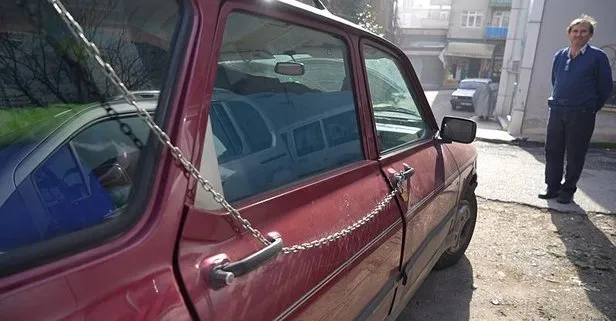 Hırsızlardan bıkan esnaf otomobilini zincire vurdu