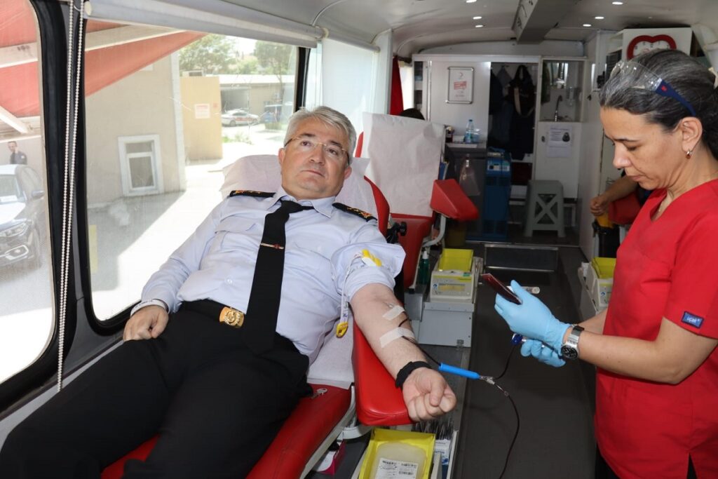 Tümgeneral Nurettin ALKAN ve emrinde görevli (44) personel Türk Kızılayına kan bağışında bulundu