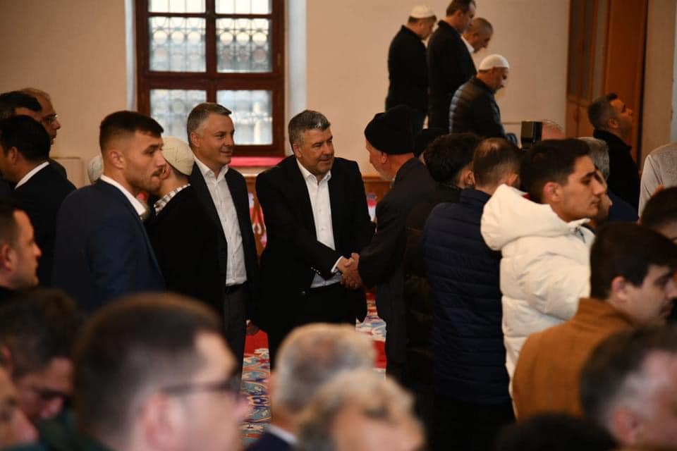 Karesi Belediye Başkanı Mesut AKBIYIK Bayram Namazı sonrası Vatandaşlarla bayram