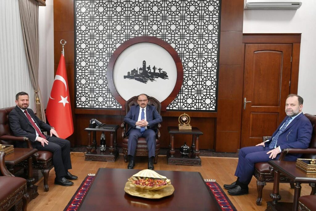 Ak Parti Balıkesir İl Başkanı Mehmet Aydemir ve Cüneyt Ermişler Vali Ustaoğlu’nu zıyaret etti