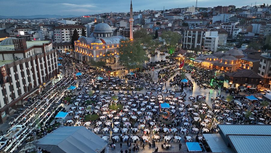 Balıkesir Büyükşehir Belediye Başkanı CHP’li Ahmet Akın’ın düzenlediği iftar yemeğinde sevgi seli