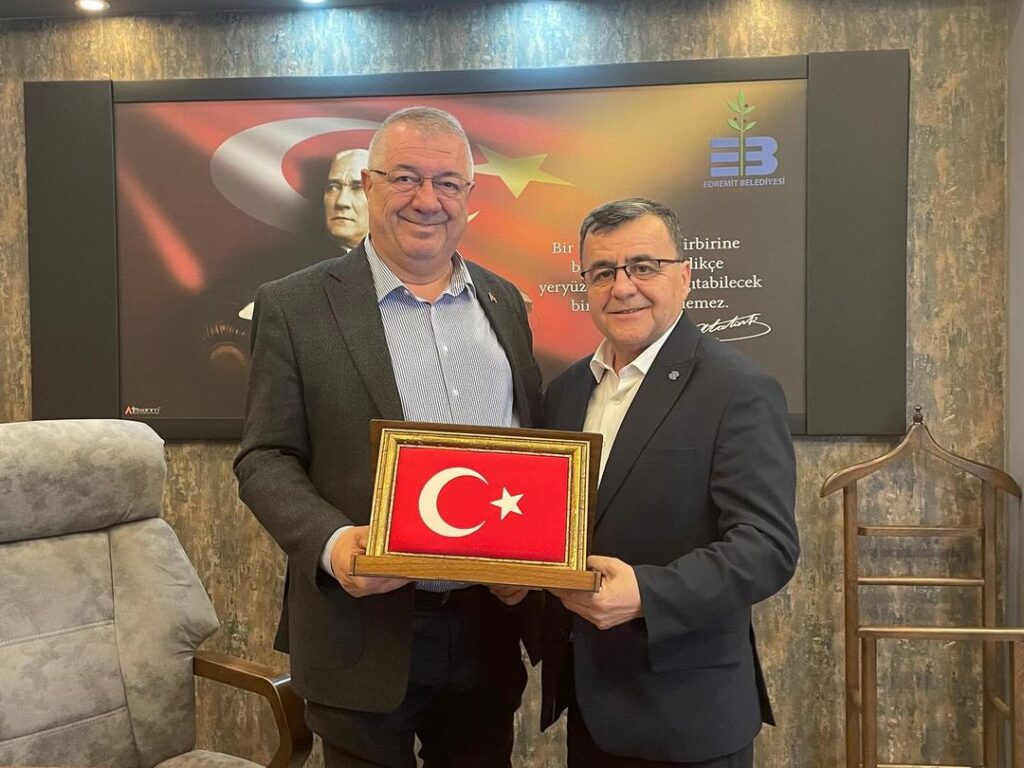 Altıeylül Belediye Başkanı Hakan Şehirli  Edremit Belediye Başkanı Mehmet Ertaş’ı ziyaret etti. 