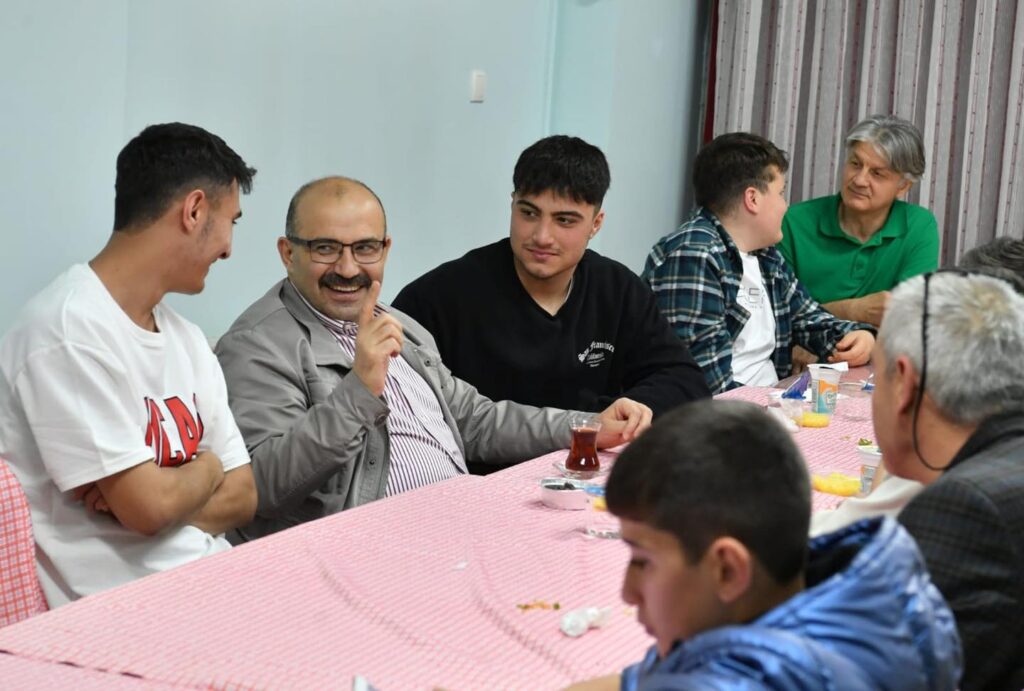 Vali İsmail Ustaoğlu Ayten Burhan Erdayı Çocuk Evleri Sitesinde öğrenciler ile iftar programına katıldı.