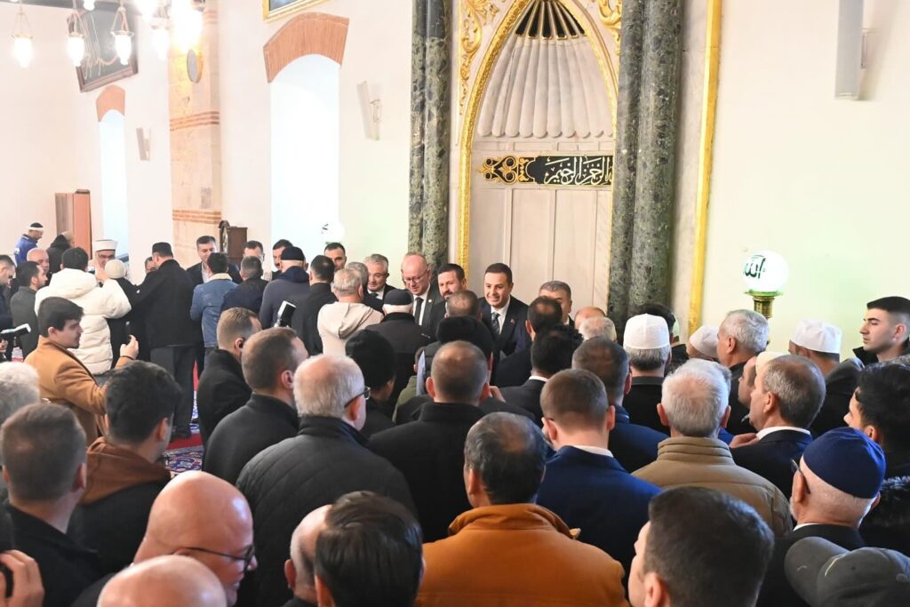 Ahmet AKIN Zağnos Paşa Camisi’nde bayram namazını kıldıktan sonra vatandaşlarla ile bayramlaştı