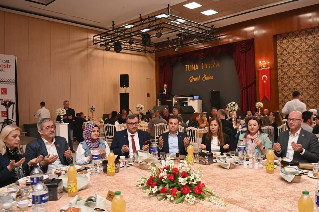 Başkan Ahmet Akın Saadet Partisi İl Başkanlığı’nın düzenlediği geleneksel iftar programına katıldı