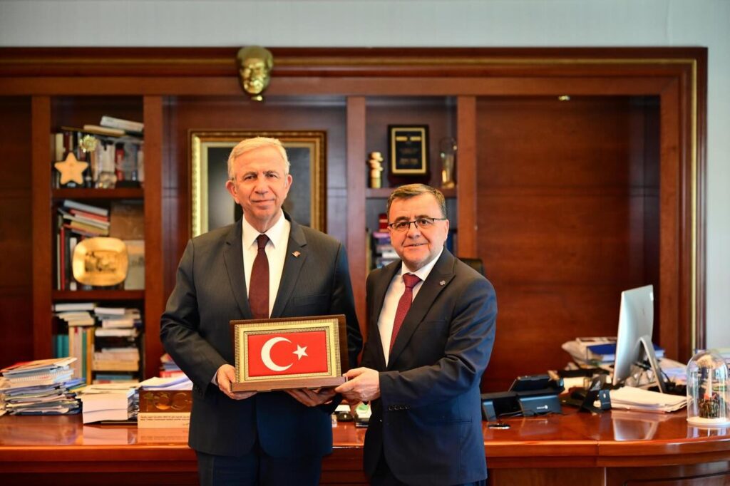 Hakan ŞEHİRLİ Ankara Büyükşehir Belediye Başkanı Mansur Yavaş’ı makamında ziyaret etti