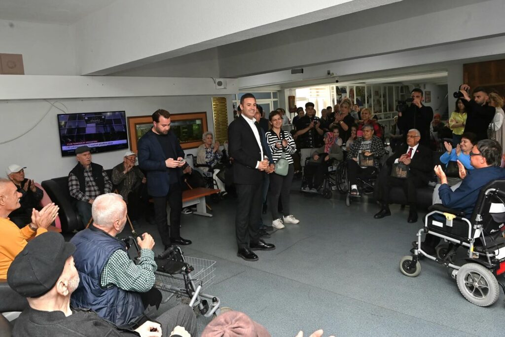 Balıkesir Büyükşehir Belediye Başkanı Ahmet Akın Huzurevi’ni ziyaret etti