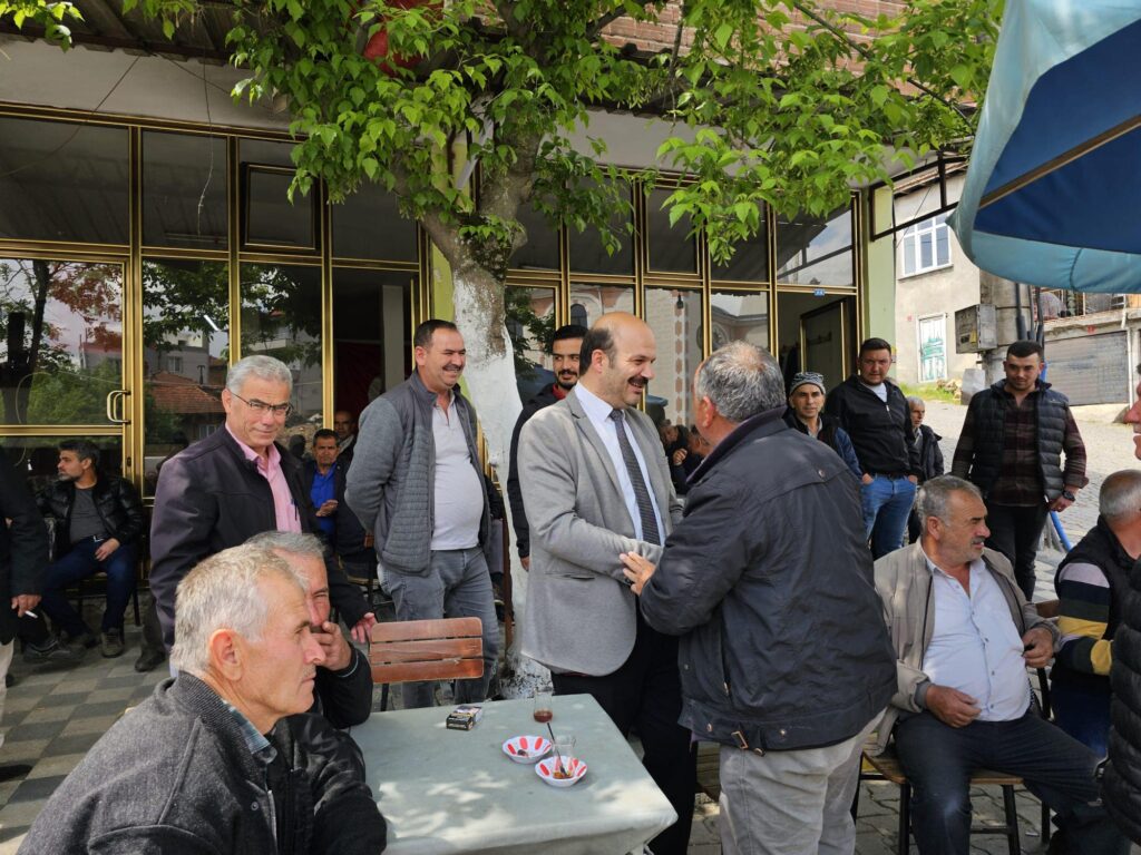 İvrindi Belediye Başkanı Önder Lapanta, Büyükyenice mahallesini ziyaretetti,vatandaşlarla sohbet etti