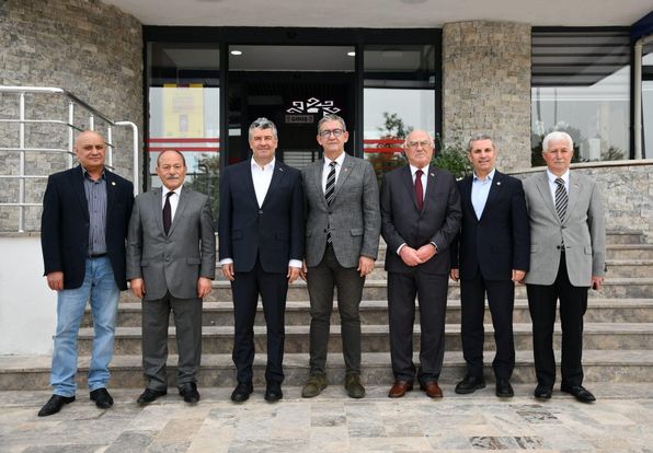CHP’li eski başkanlar Karesi Belediye başkanı Mesut AKBIYIK’a hayırlı olsun ziyaretinde bulundular.