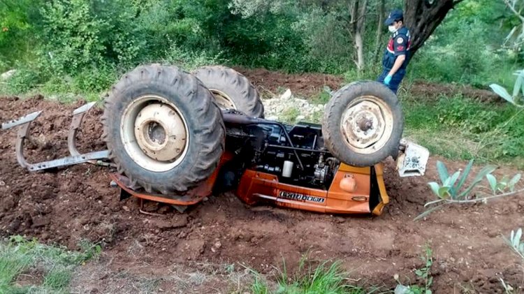Sındırgı ilçesinde tek taraflı meydana gelen traktör kazasında sürücü hayatını kaybetti.