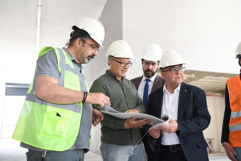 Başkan Hakan ŞEHİRLİ Belediyenin inşaat süreci devam etmekte olan projelerini inceledi