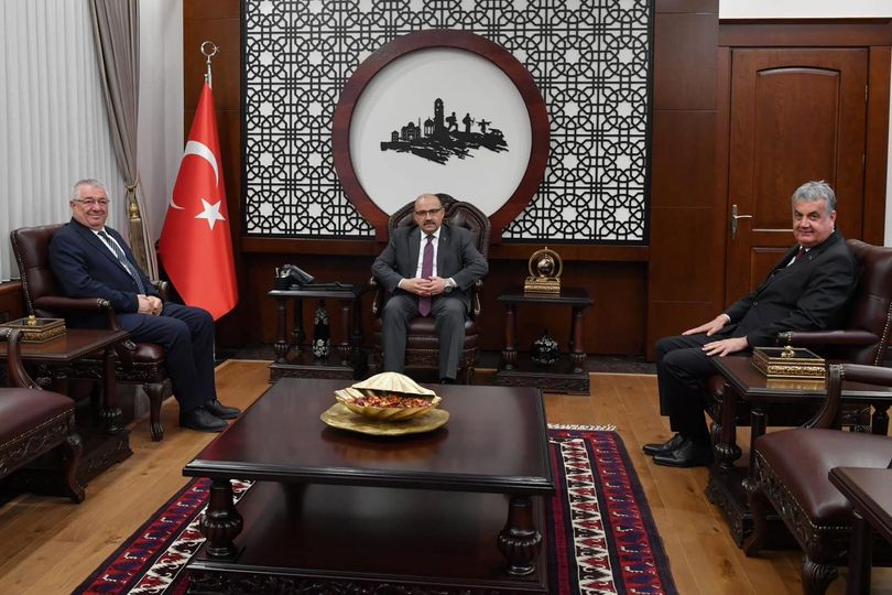 Edremit Belediye Başkanı Mehmet Ertaş Vali İsmail Ustaoğlu’na ziyarette bulundu.
