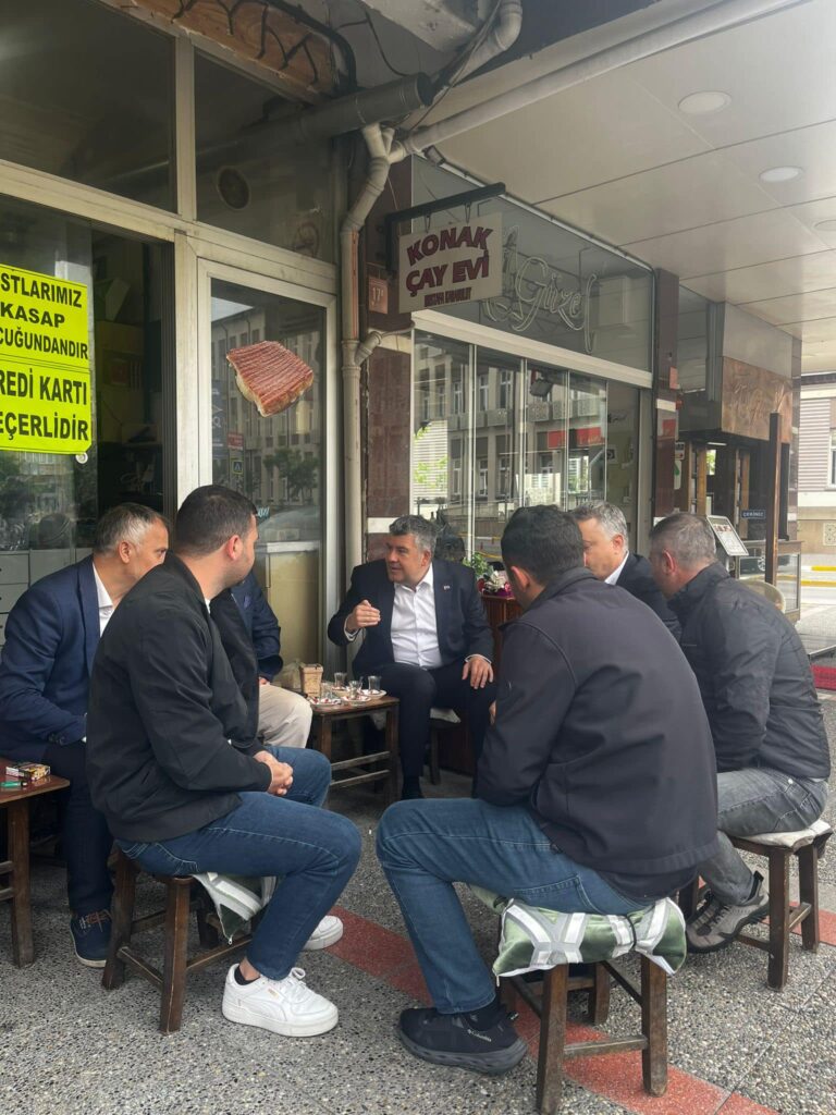 Karesi Belediye Başkanı Mesut Akbıyık çarşı esnafı ile  çay içti ve sohbet etti